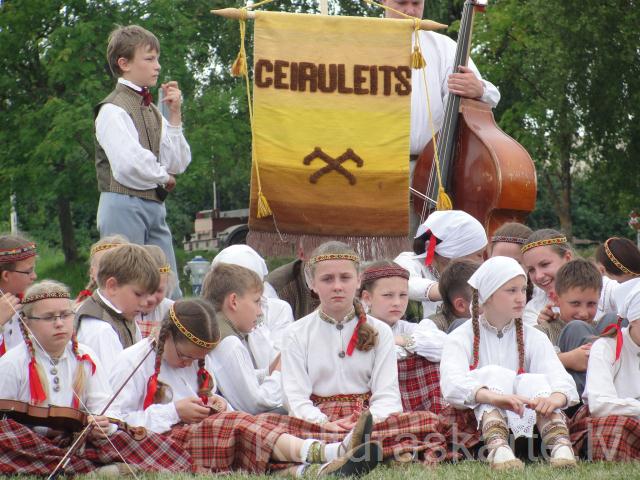 Folkloras kopa „CEIRULEITS” (jaunākā grupa)